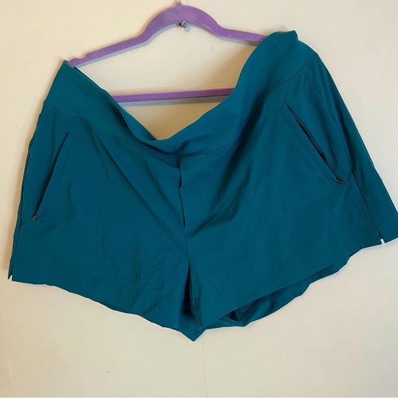 Athleta Pants - Athleta Trekkie North Shorts